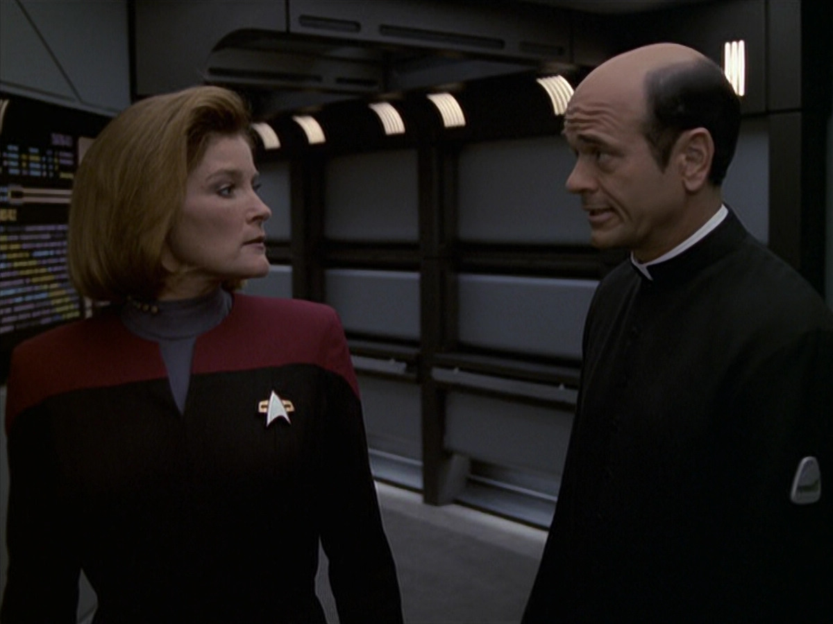 extant_StarTrek_VOY_6x11-FairHaven_02825.jpg
