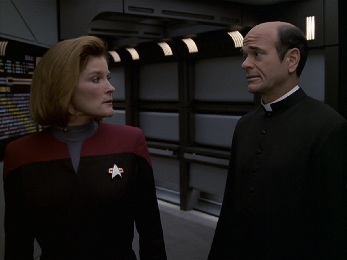 extant_StarTrek_VOY_6x11-FairHaven_02826.jpg