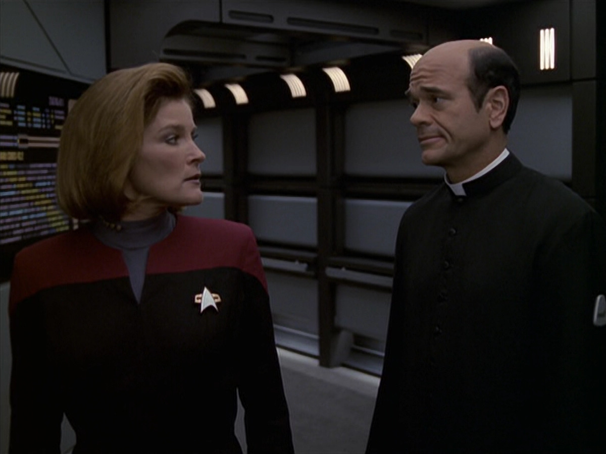extant_StarTrek_VOY_6x11-FairHaven_02827.jpg