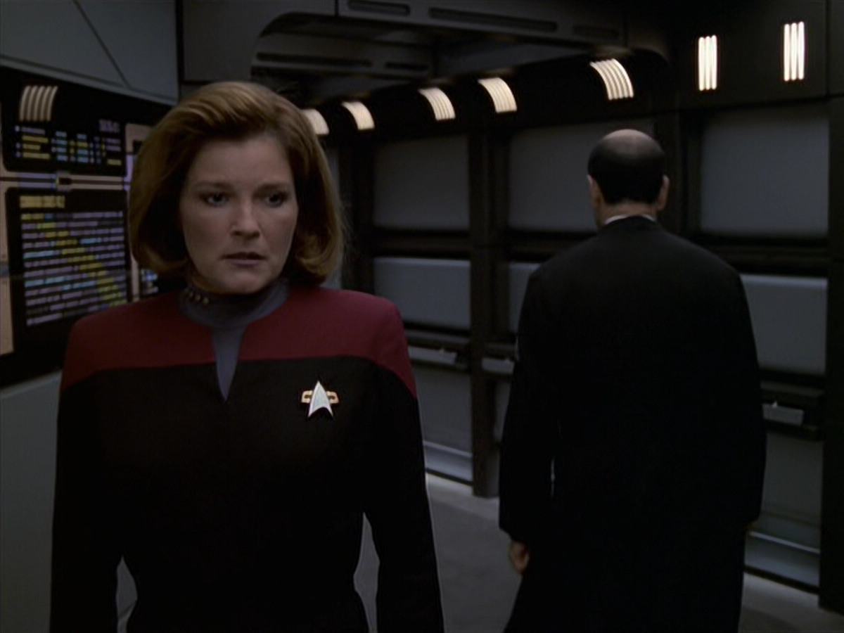 extant_StarTrek_VOY_6x11-FairHaven_02830.jpg