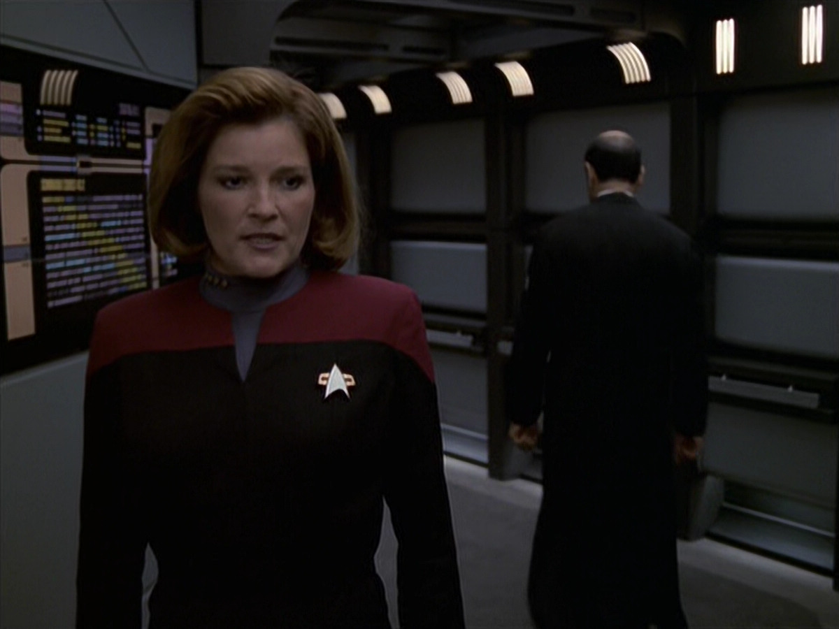extant_StarTrek_VOY_6x11-FairHaven_02831.jpg