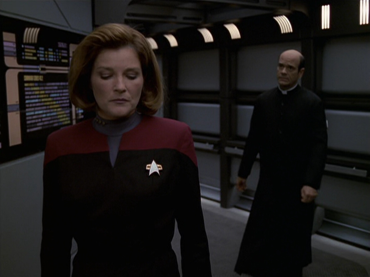 extant_StarTrek_VOY_6x11-FairHaven_02835.jpg