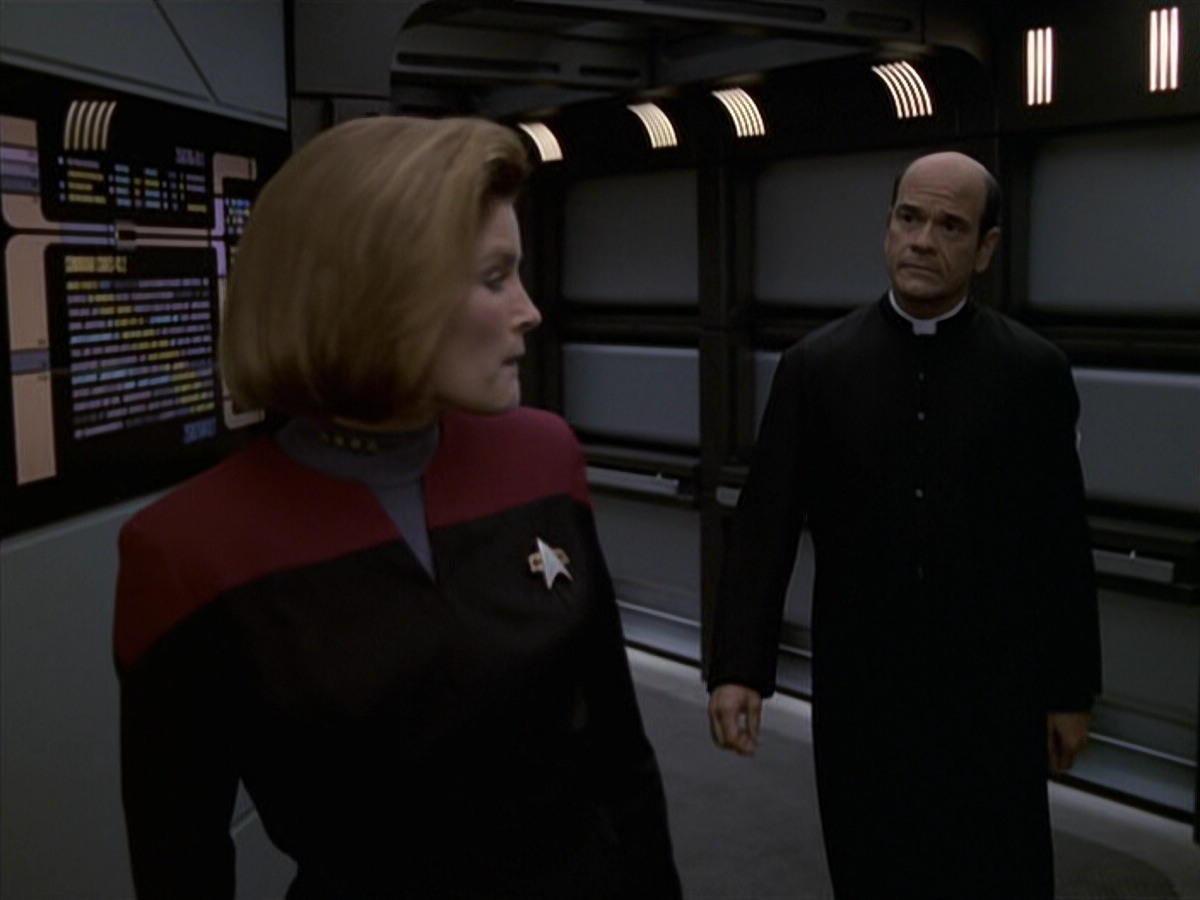 extant_StarTrek_VOY_6x11-FairHaven_02836.jpg
