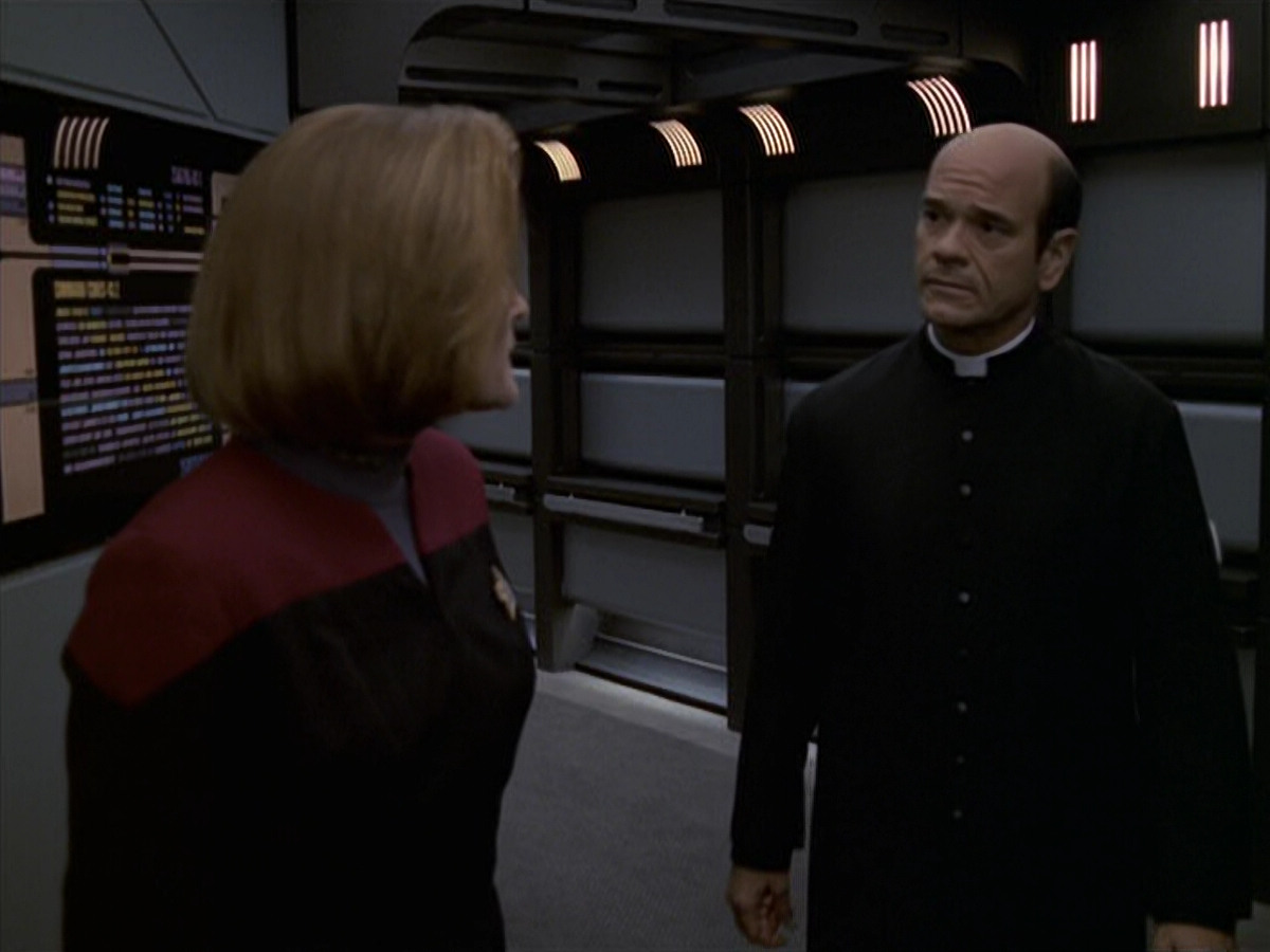 extant_StarTrek_VOY_6x11-FairHaven_02837.jpg