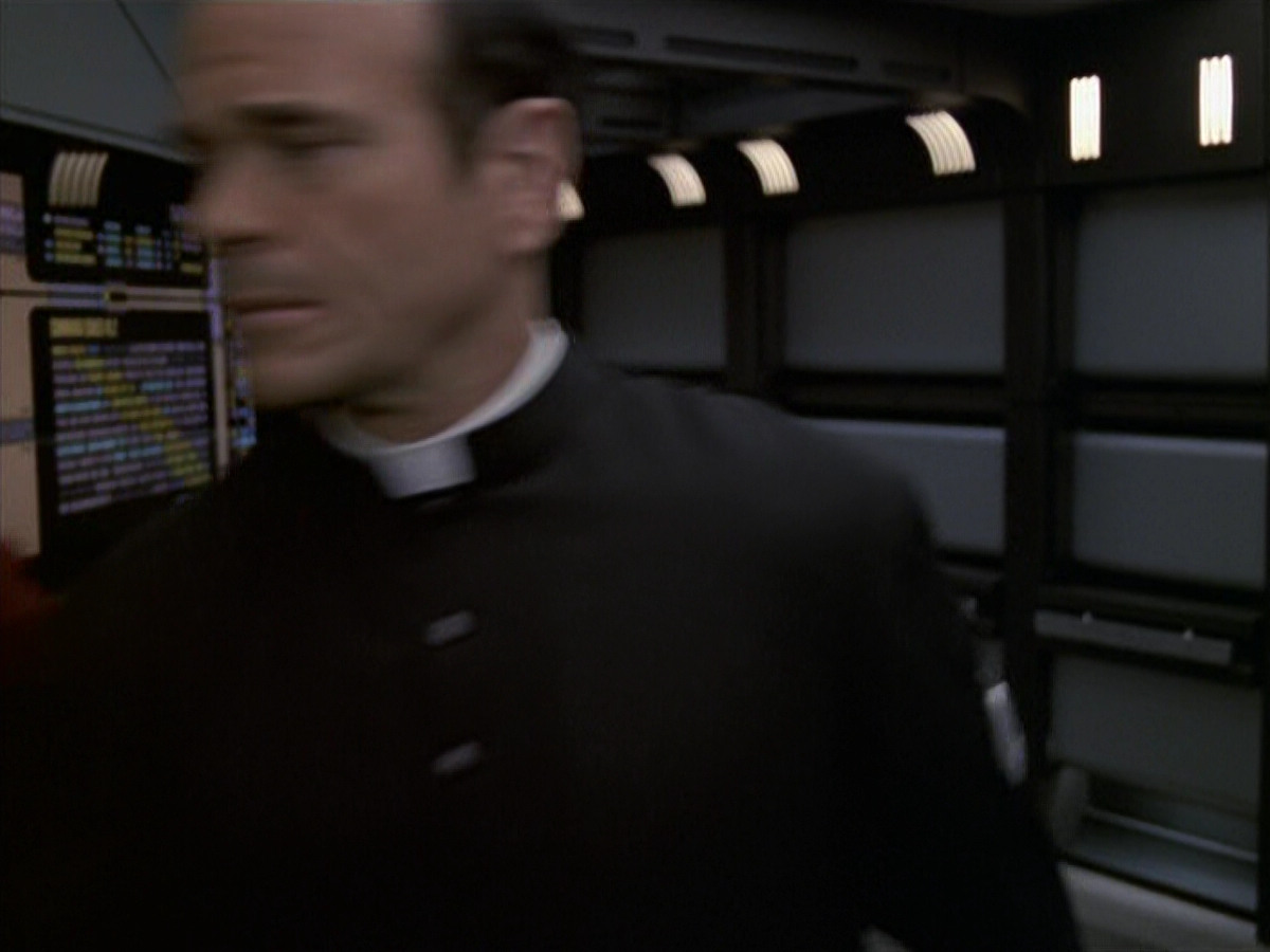 extant_StarTrek_VOY_6x11-FairHaven_02841.jpg