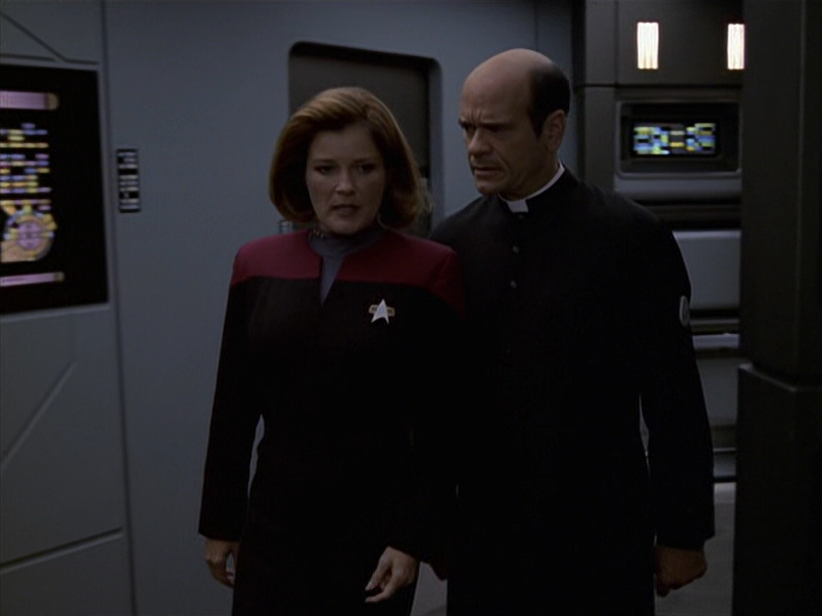 extant_StarTrek_VOY_6x11-FairHaven_02846.jpg