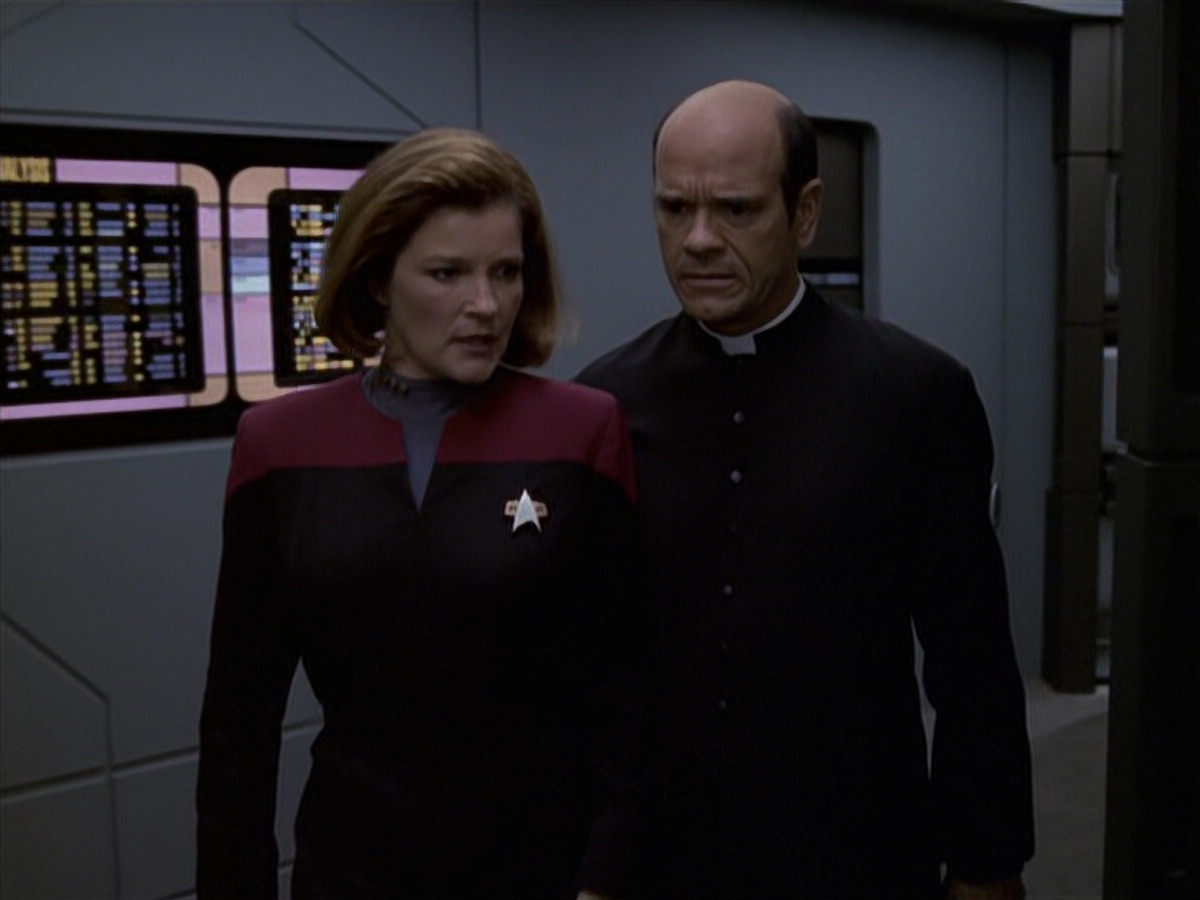 extant_StarTrek_VOY_6x11-FairHaven_02848.jpg