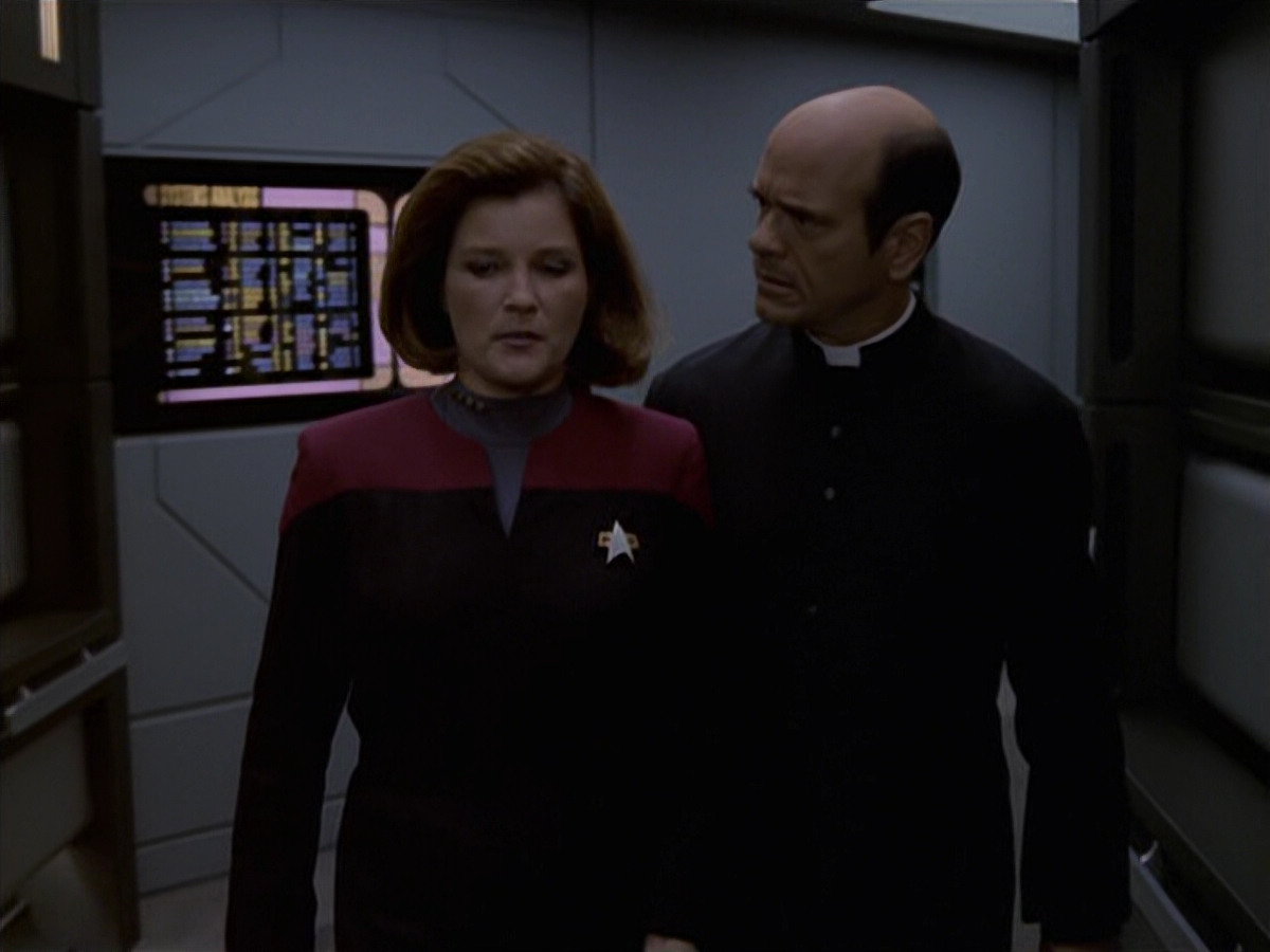 extant_StarTrek_VOY_6x11-FairHaven_02850.jpg