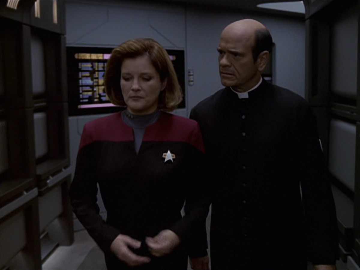 extant_StarTrek_VOY_6x11-FairHaven_02851.jpg