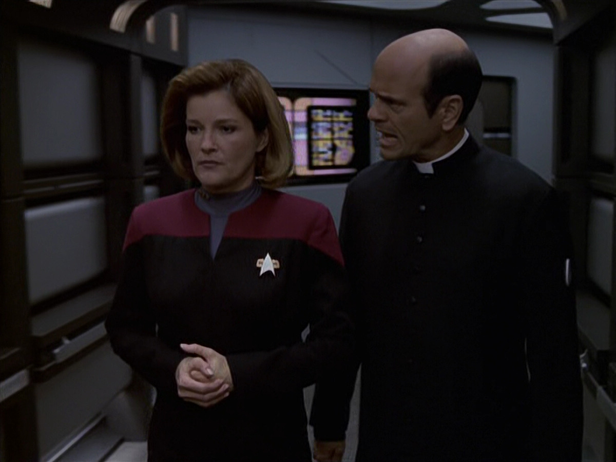 extant_StarTrek_VOY_6x11-FairHaven_02852.jpg