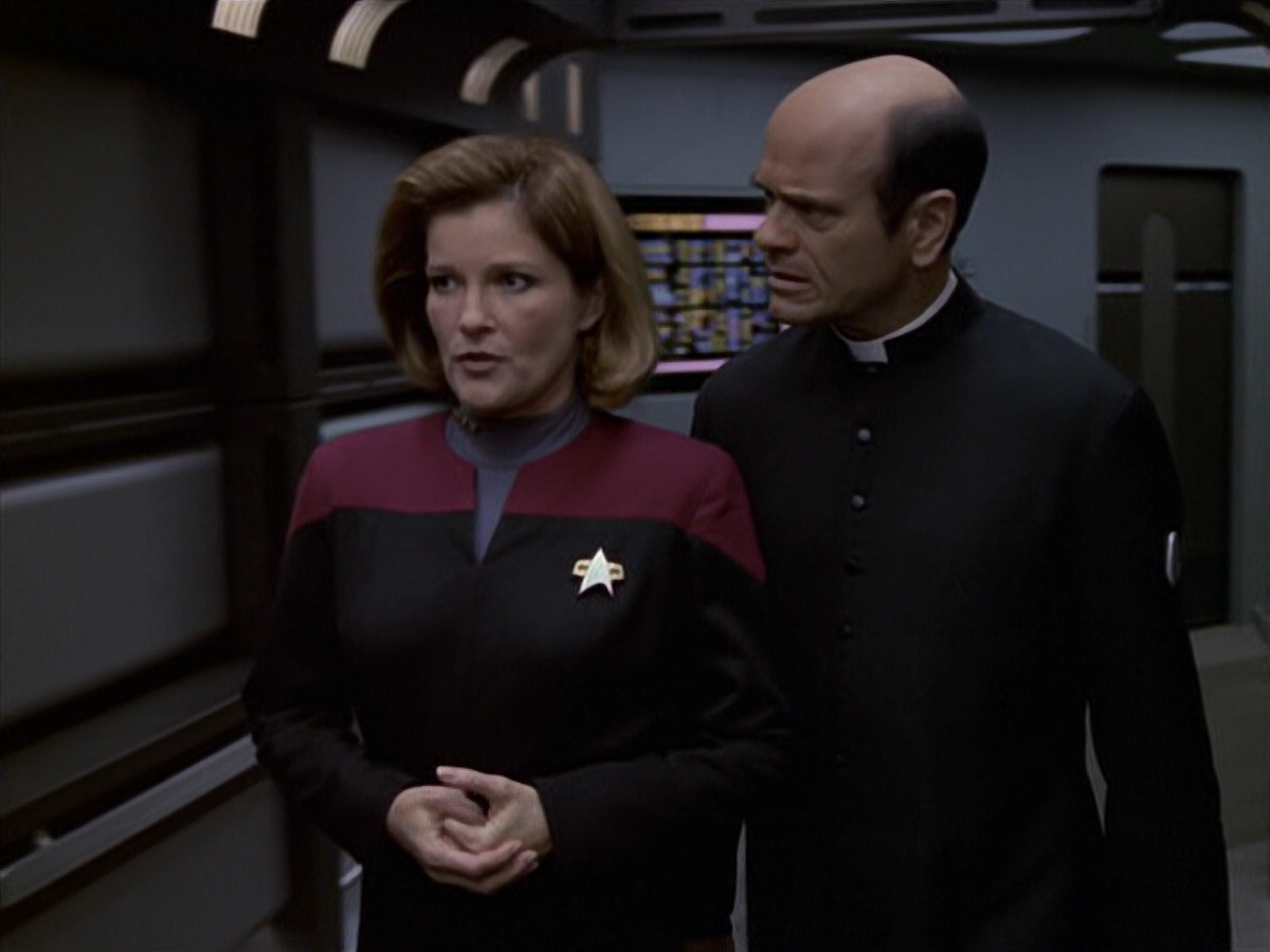 extant_StarTrek_VOY_6x11-FairHaven_02853.jpg