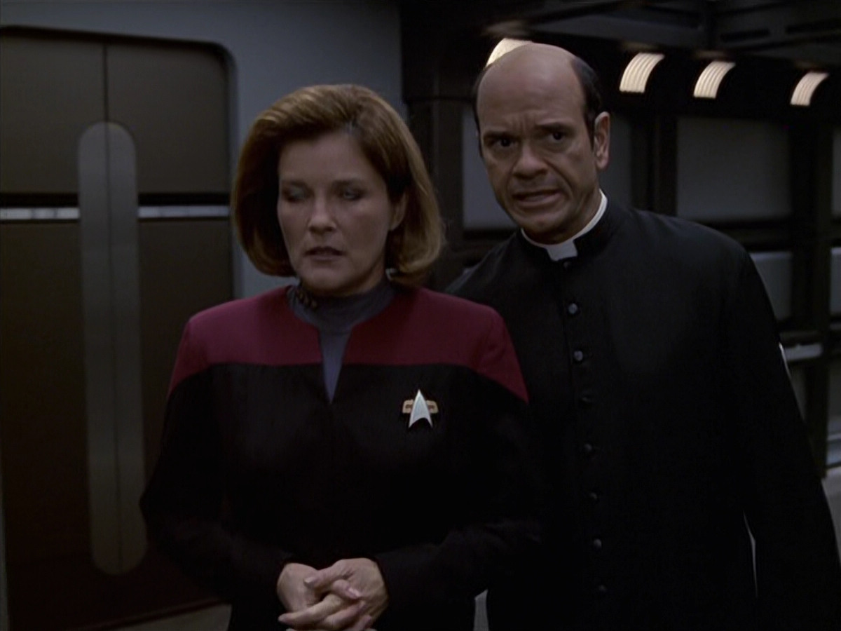 extant_StarTrek_VOY_6x11-FairHaven_02859.jpg