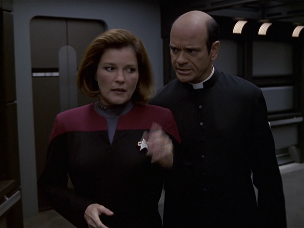 extant_StarTrek_VOY_6x11-FairHaven_02860.jpg
