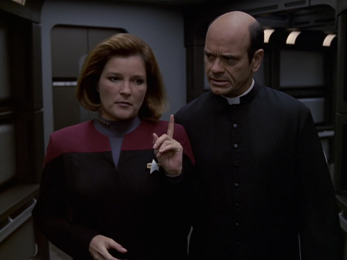 extant_StarTrek_VOY_6x11-FairHaven_02861.jpg