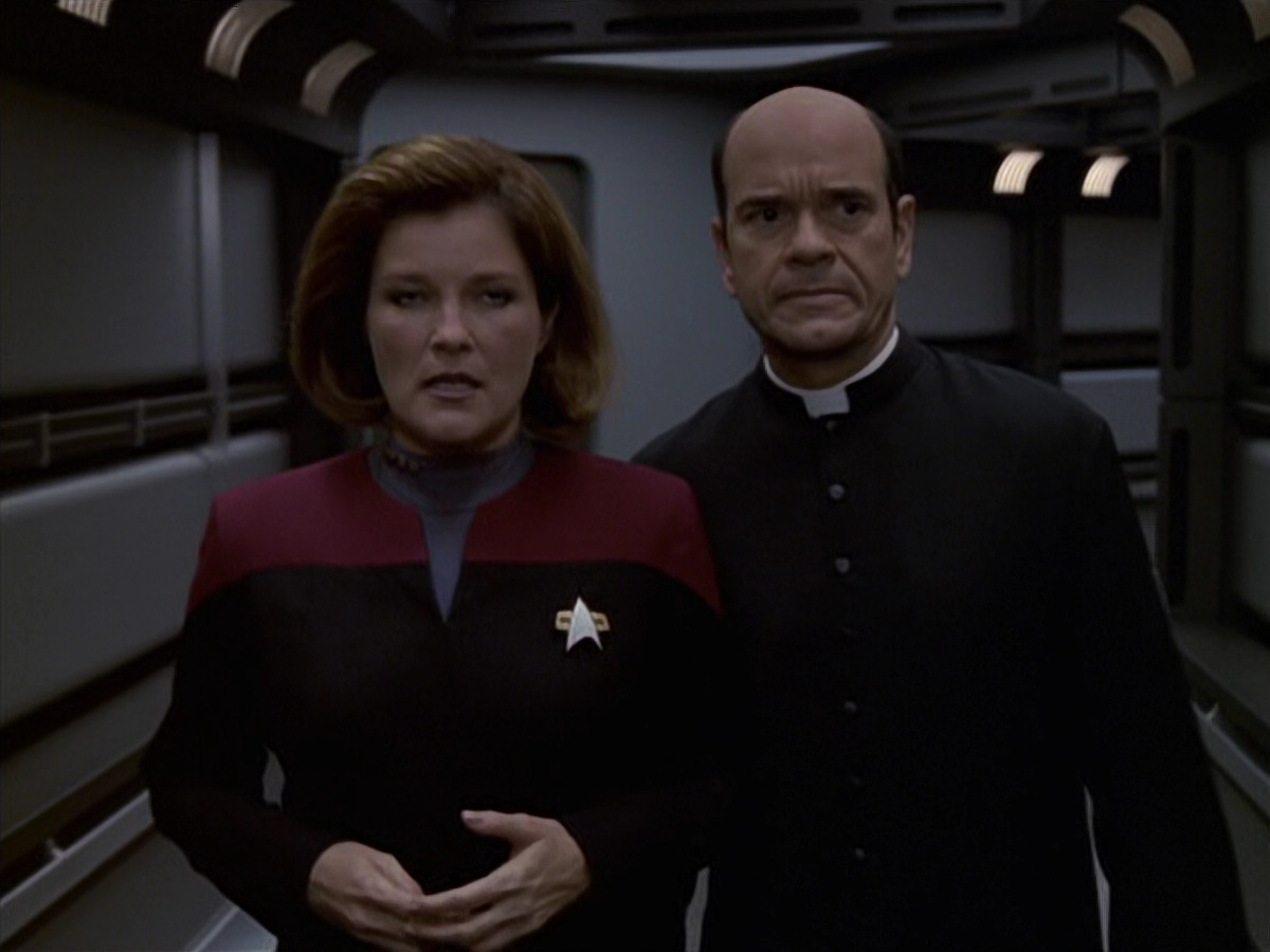 extant_StarTrek_VOY_6x11-FairHaven_02863.jpg