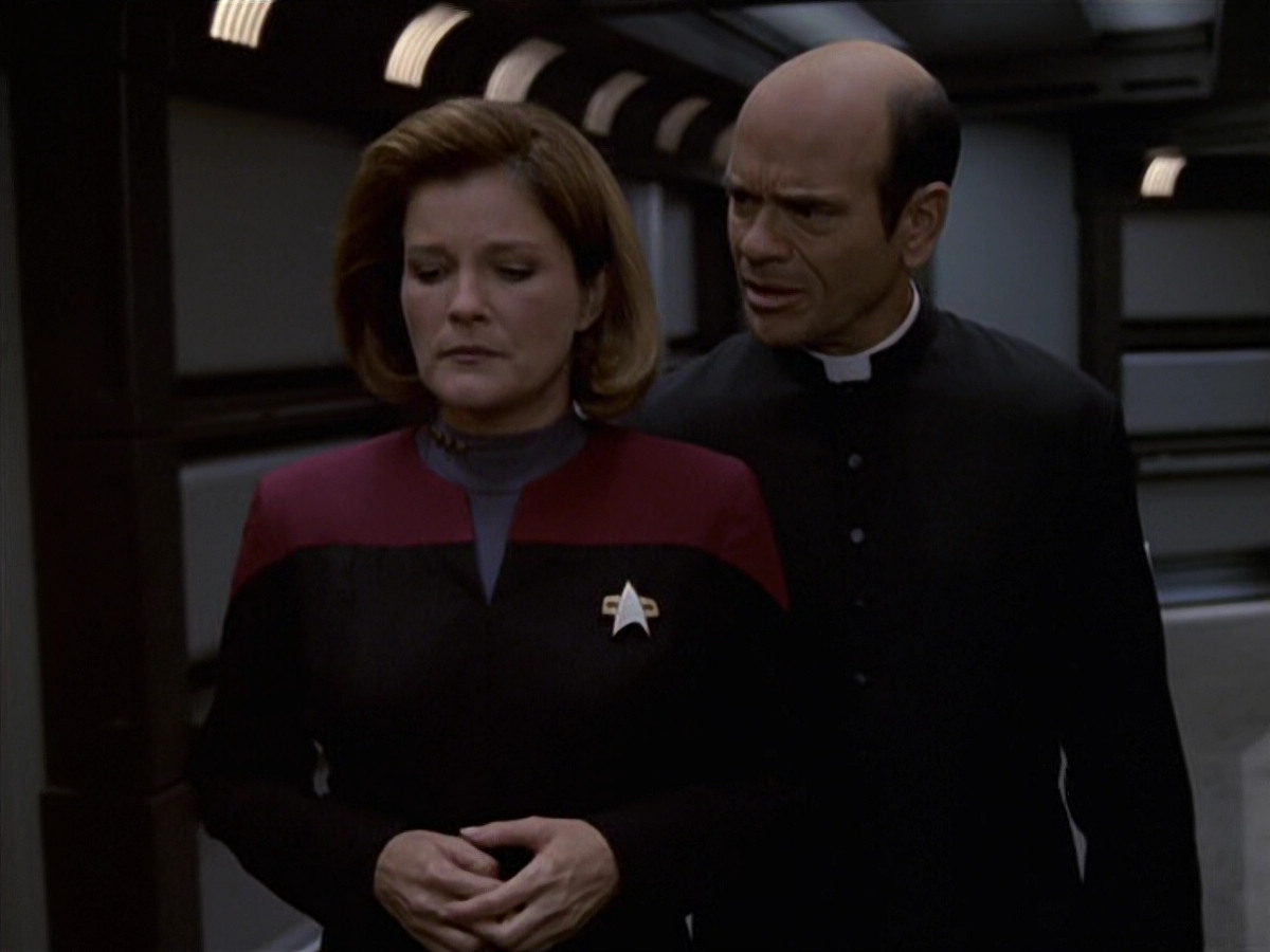 extant_StarTrek_VOY_6x11-FairHaven_02867.jpg