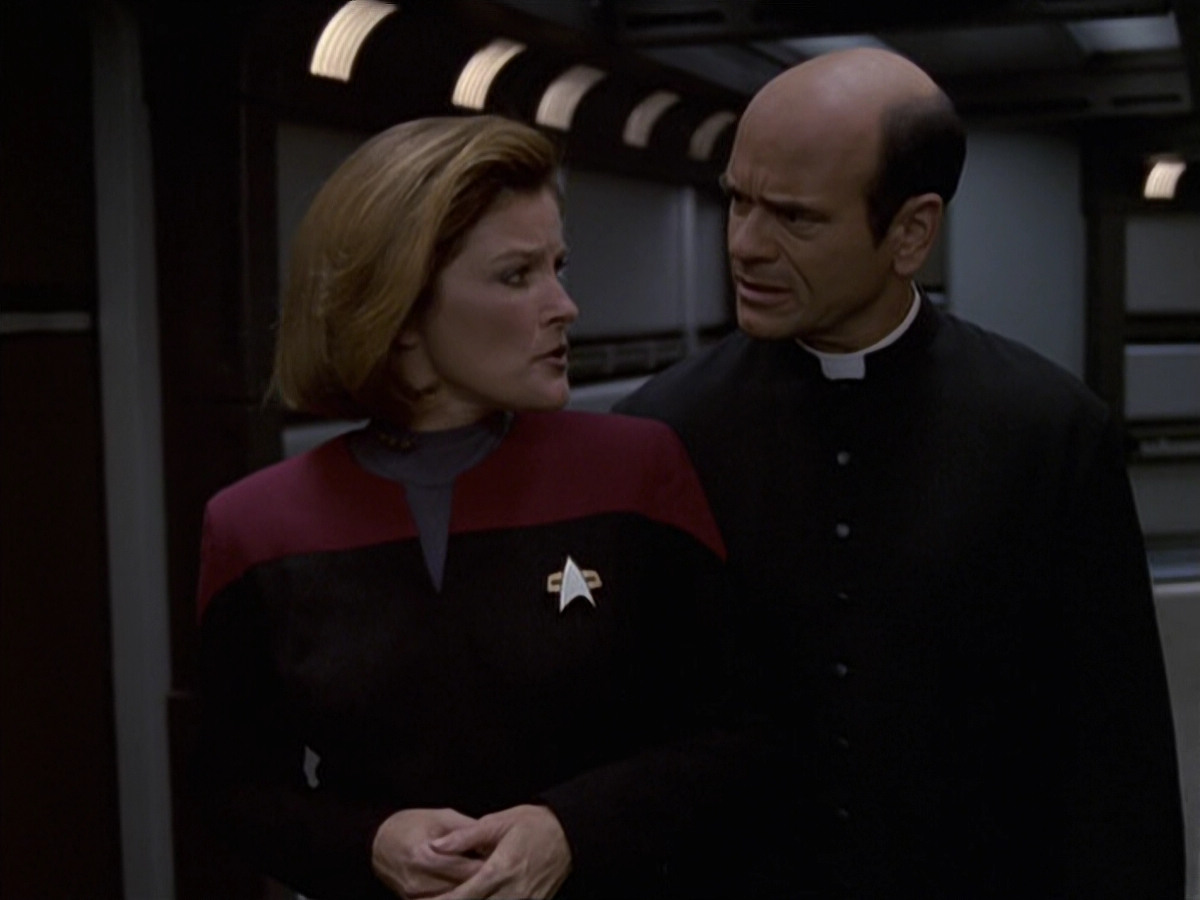extant_StarTrek_VOY_6x11-FairHaven_02868.jpg