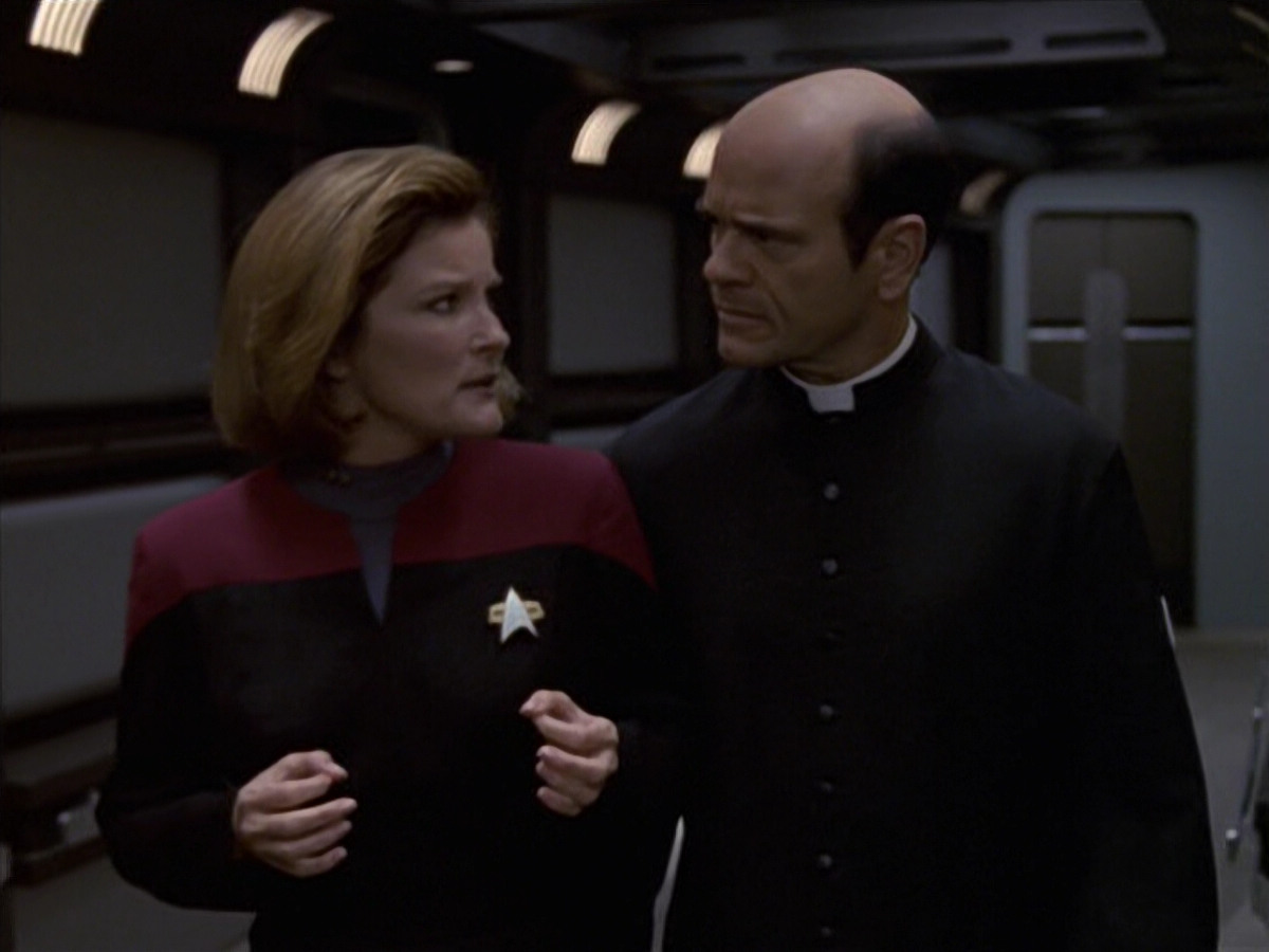 extant_StarTrek_VOY_6x11-FairHaven_02872.jpg