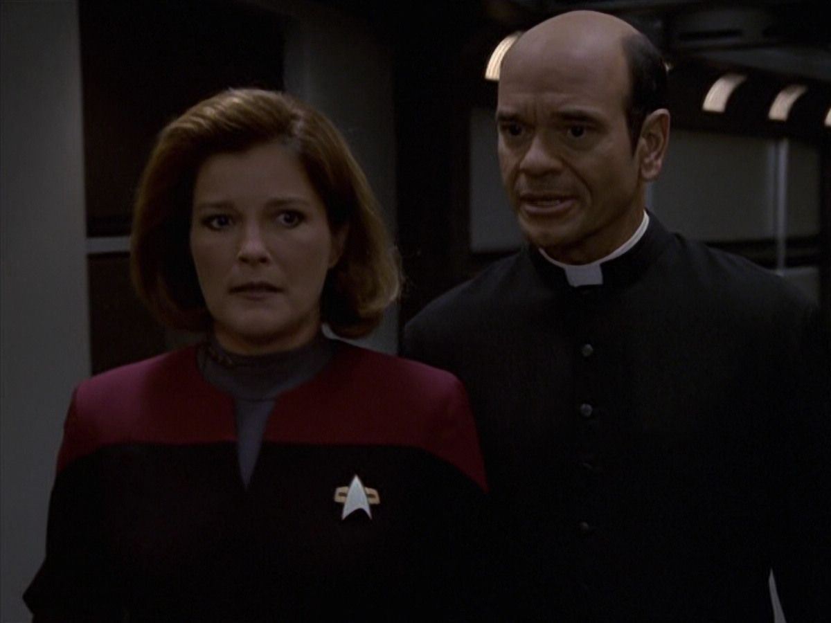 extant_StarTrek_VOY_6x11-FairHaven_02884.jpg
