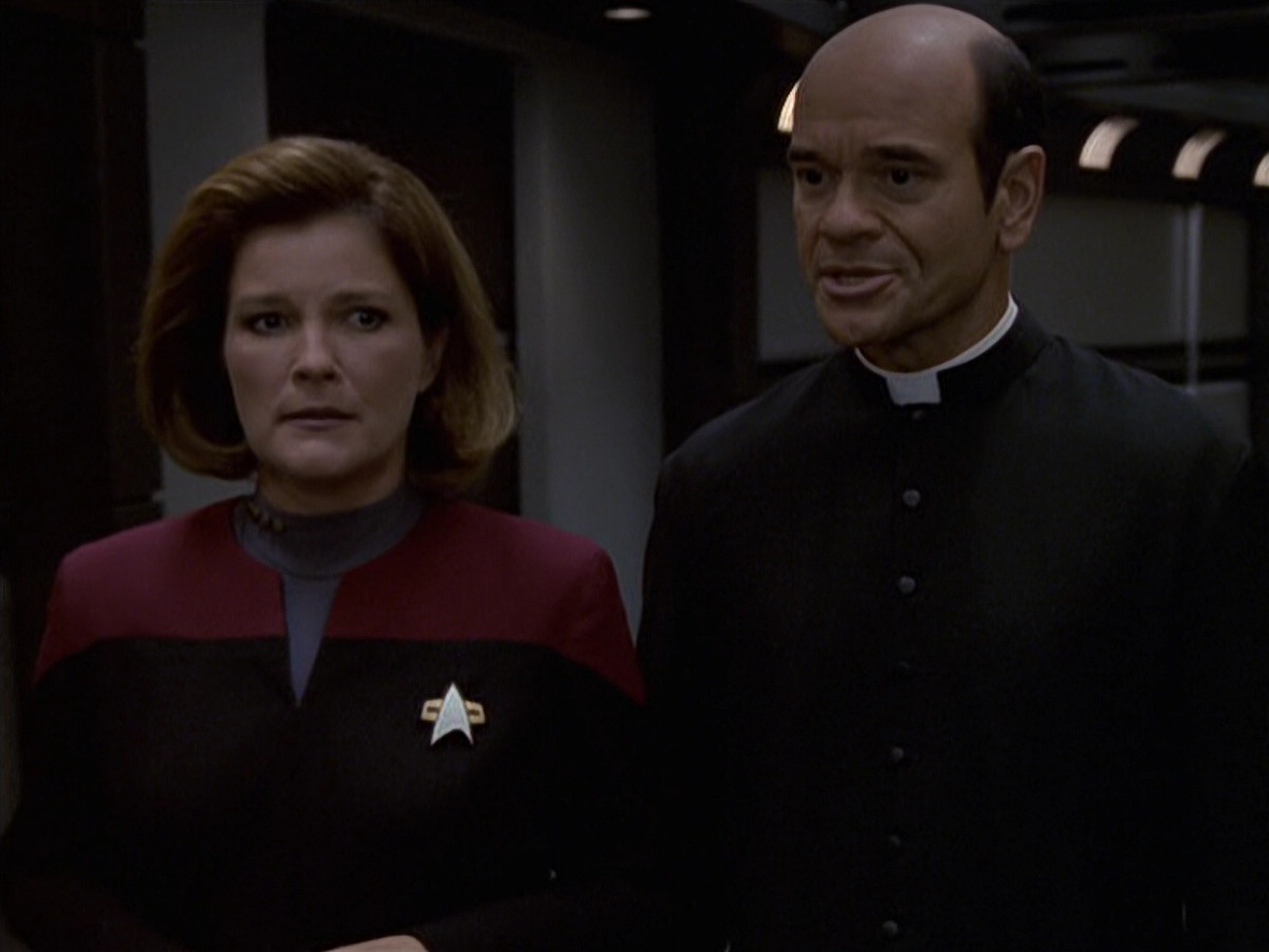 extant_StarTrek_VOY_6x11-FairHaven_02885.jpg