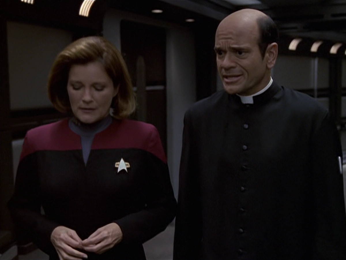 extant_StarTrek_VOY_6x11-FairHaven_02887.jpg