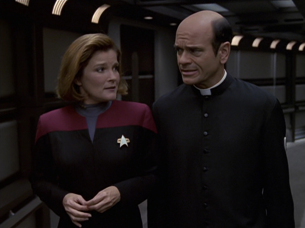 extant_StarTrek_VOY_6x11-FairHaven_02888.jpg