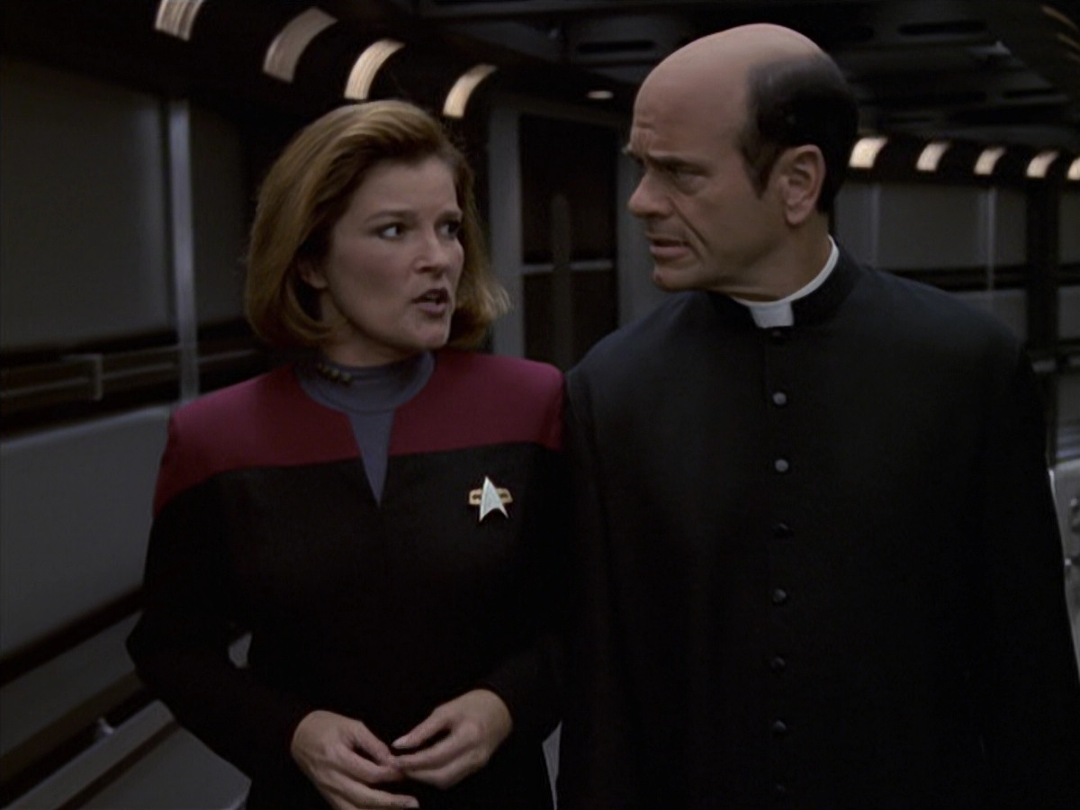 extant_StarTrek_VOY_6x11-FairHaven_02890.jpg