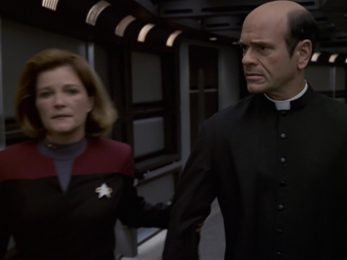 extant_StarTrek_VOY_6x11-FairHaven_02891.jpg