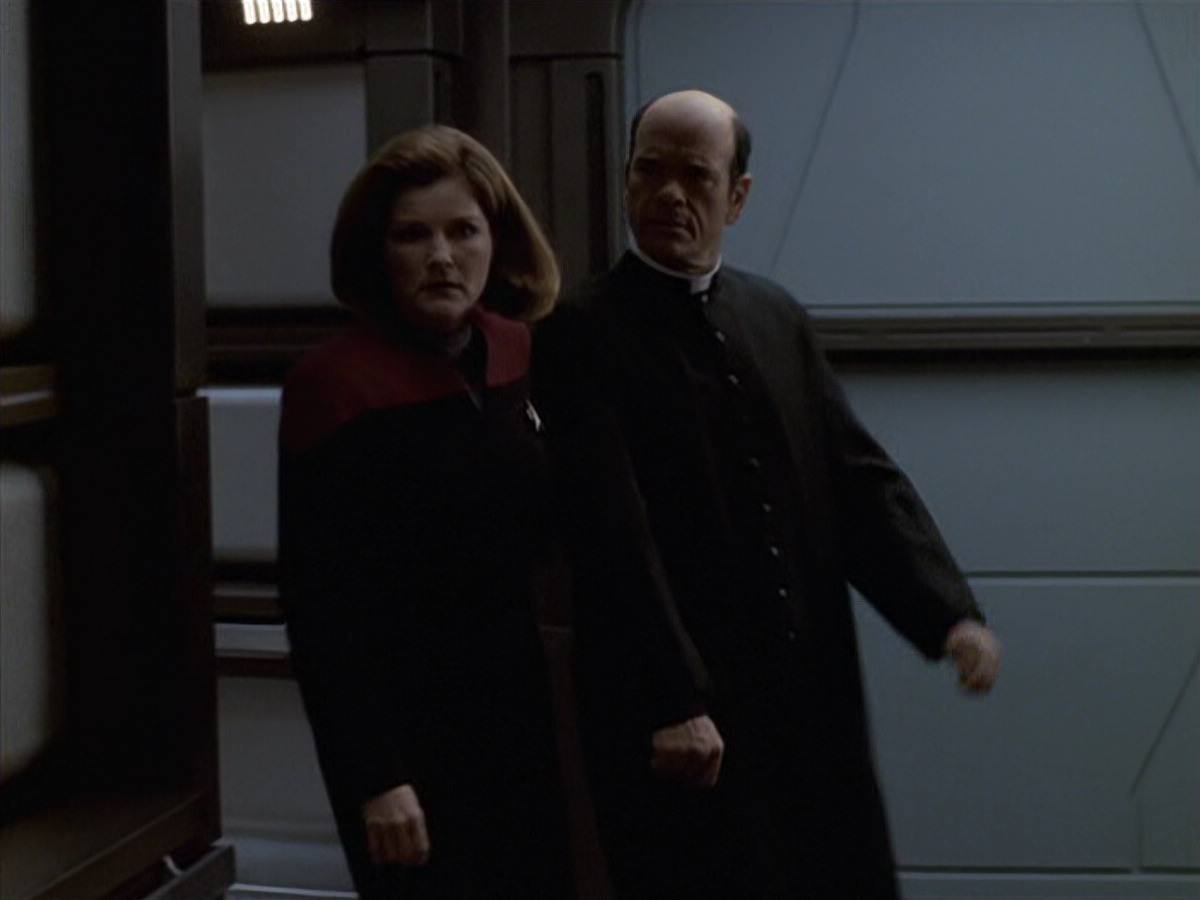 extant_StarTrek_VOY_6x11-FairHaven_02893.jpg