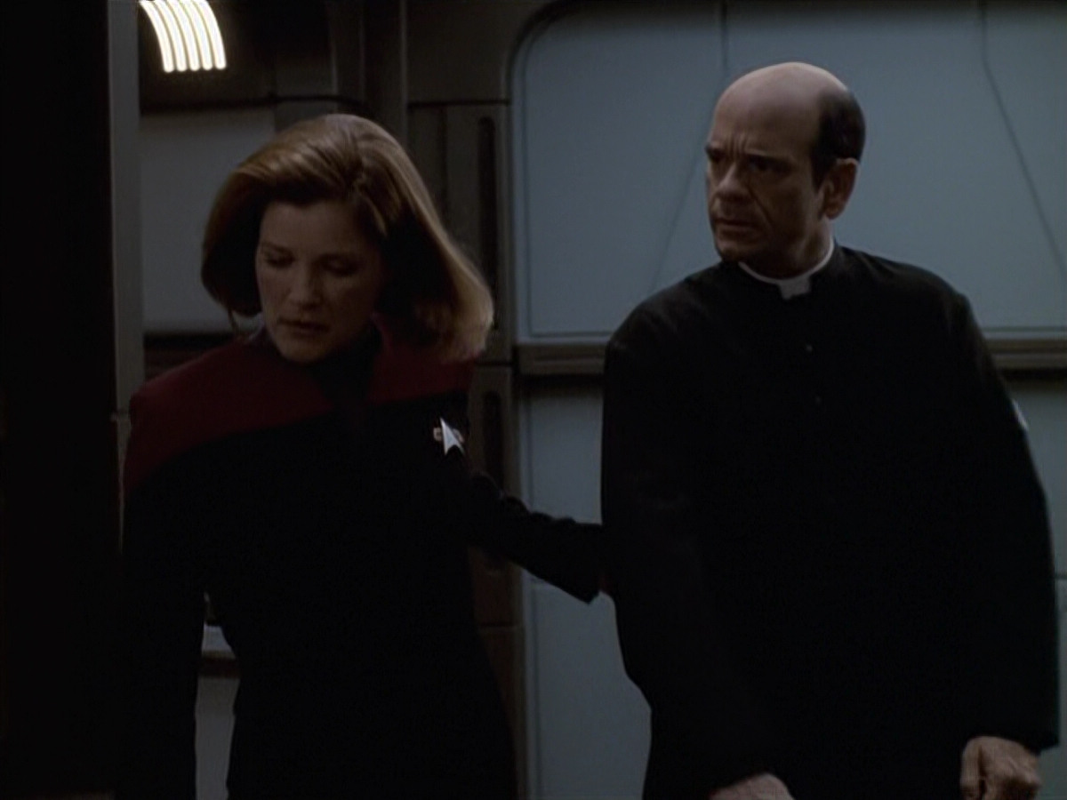 extant_StarTrek_VOY_6x11-FairHaven_02894.jpg
