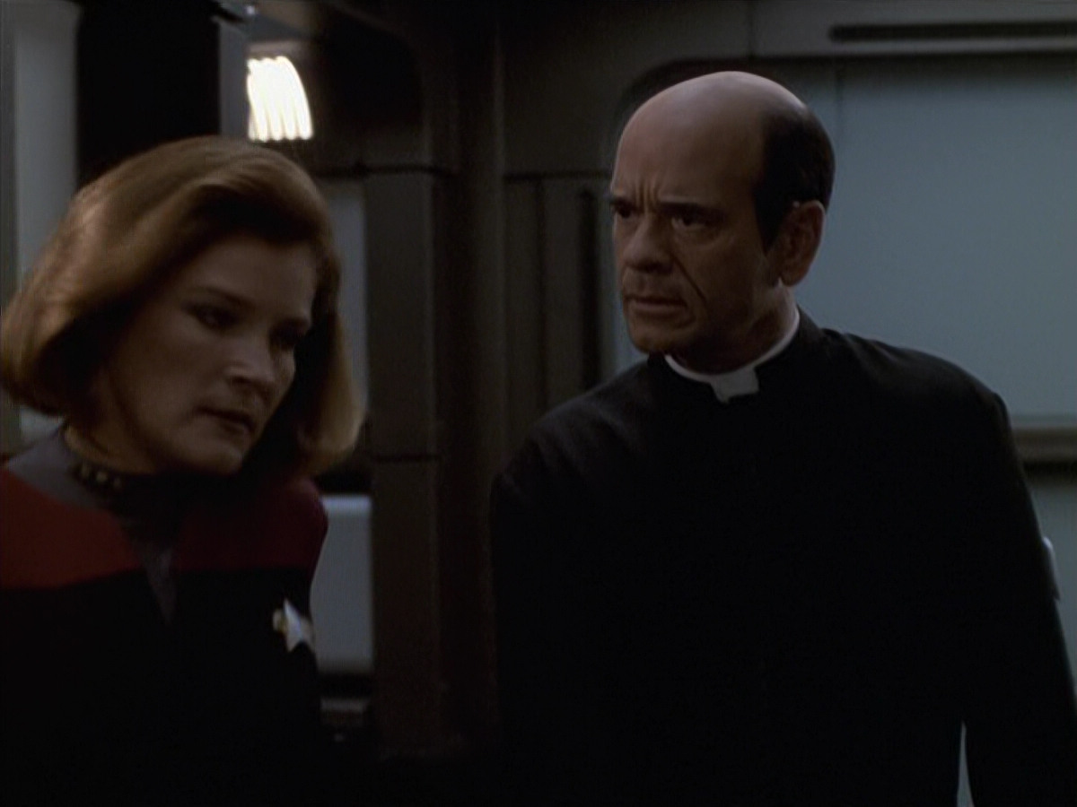 extant_StarTrek_VOY_6x11-FairHaven_02895.jpg