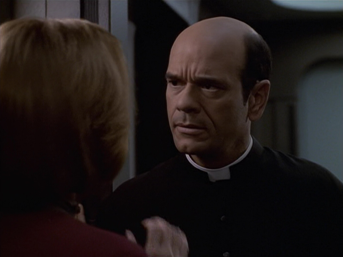 extant_StarTrek_VOY_6x11-FairHaven_02897.jpg