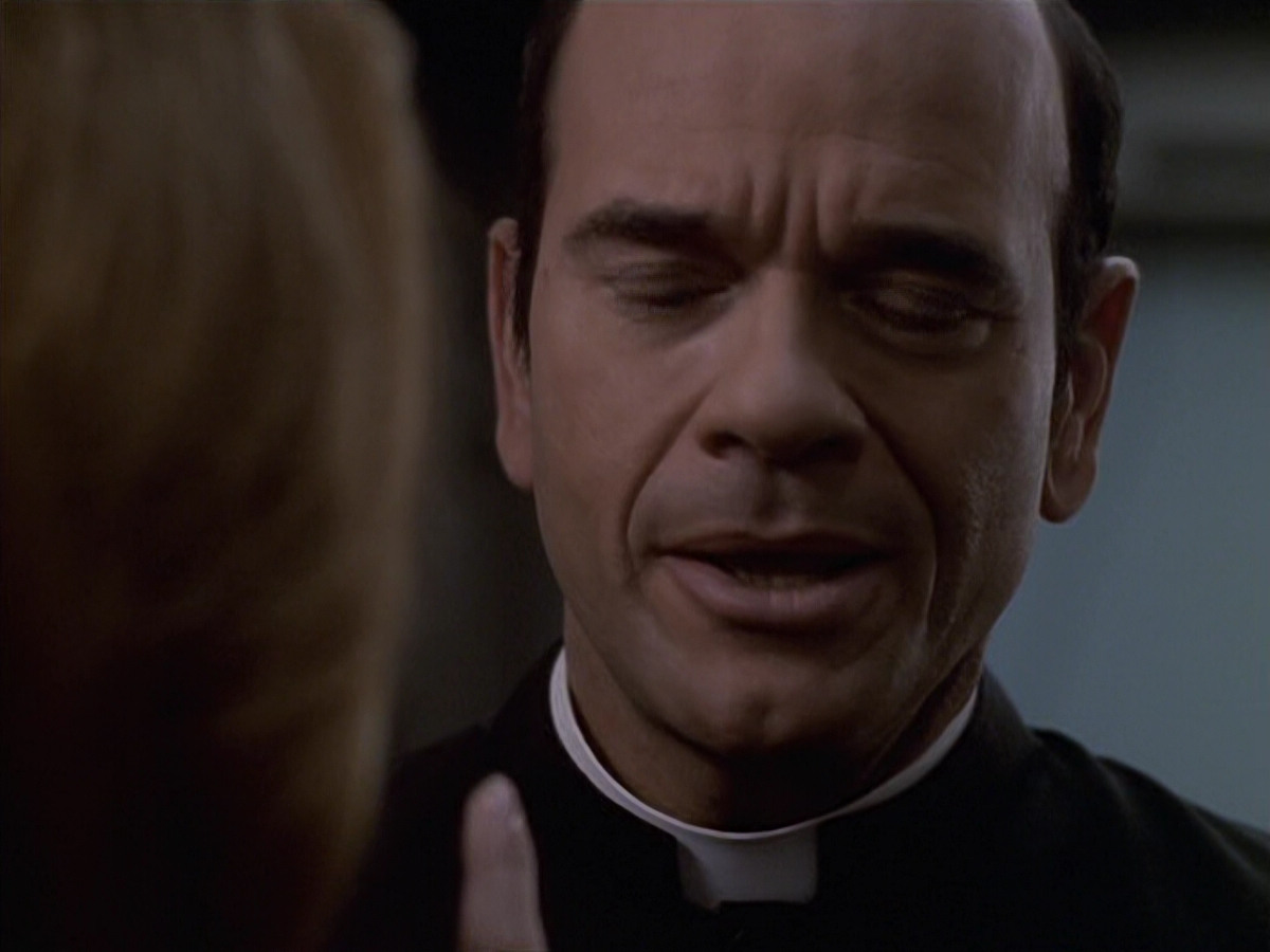 extant_StarTrek_VOY_6x11-FairHaven_02927.jpg