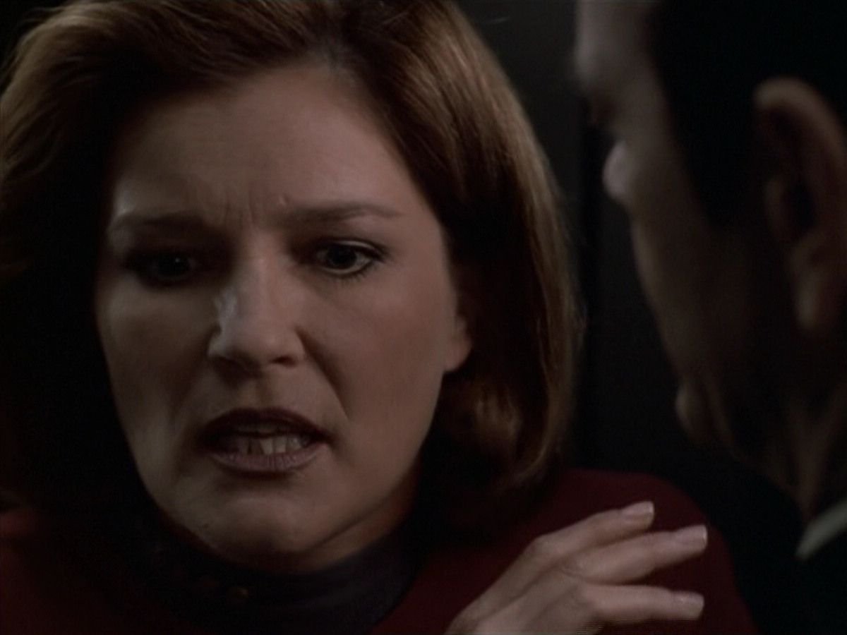 extant_StarTrek_VOY_6x11-FairHaven_02930.jpg