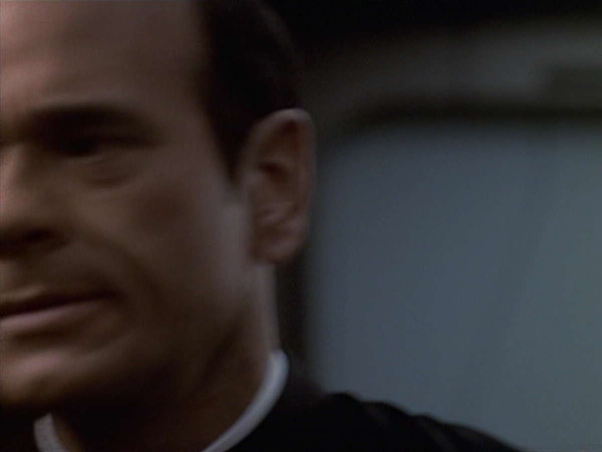 extant_StarTrek_VOY_6x11-FairHaven_02946.jpg