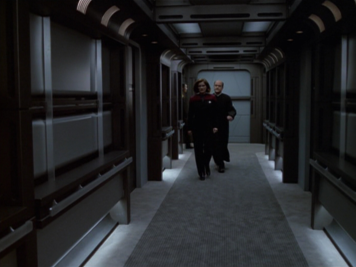 extant_StarTrek_VOY_6x11-FairHaven_02947.jpg