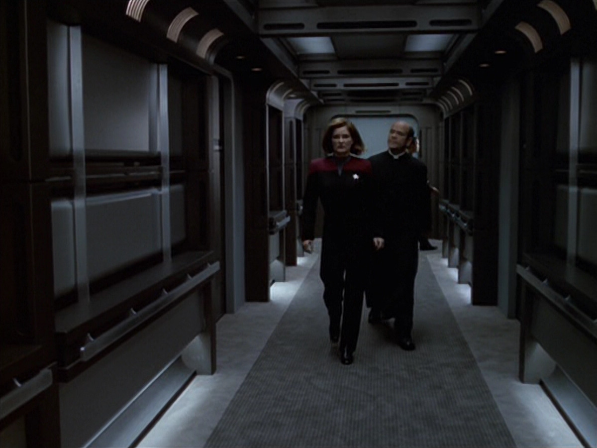 extant_StarTrek_VOY_6x11-FairHaven_02949.jpg