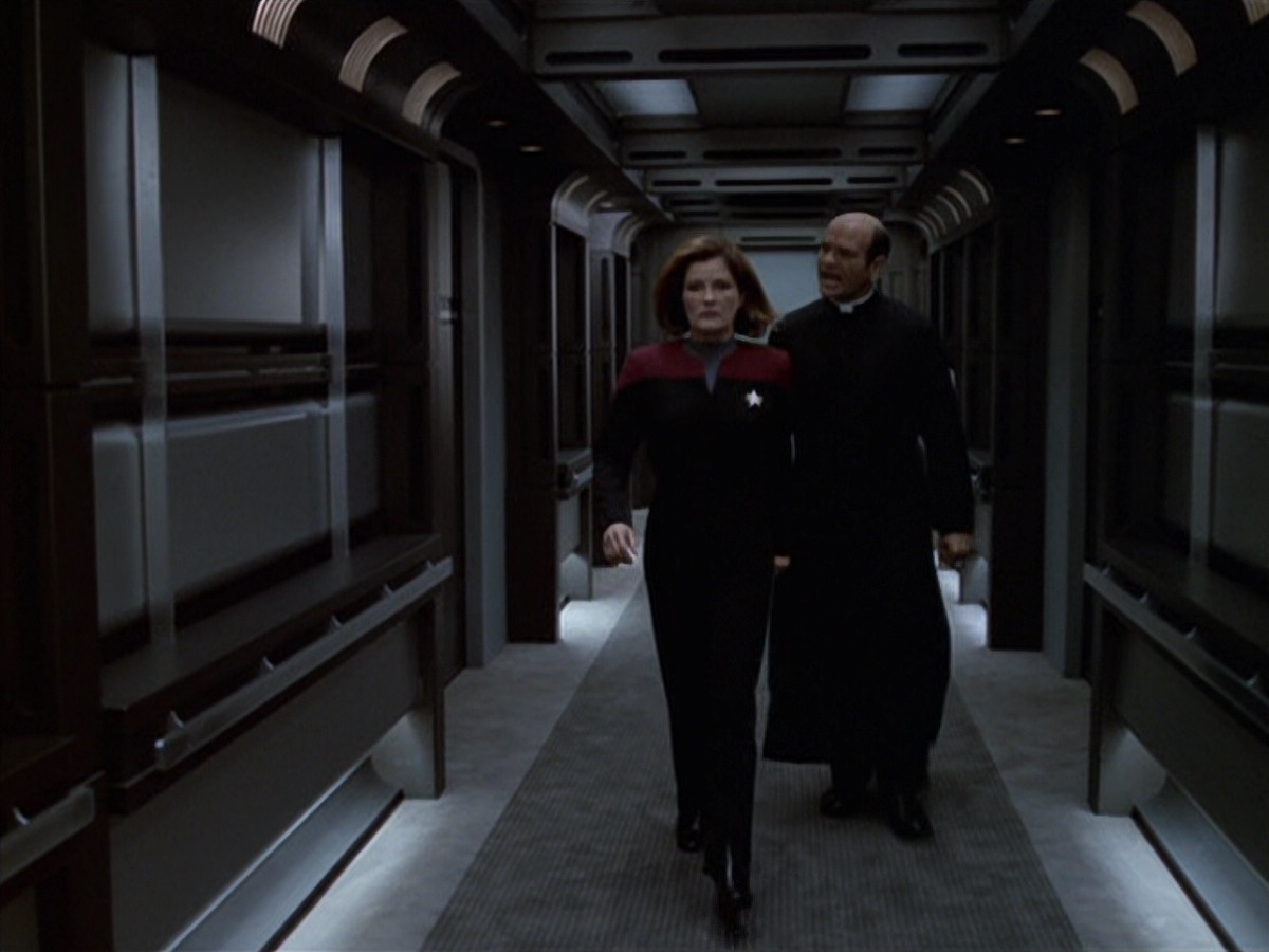 extant_StarTrek_VOY_6x11-FairHaven_02950.jpg
