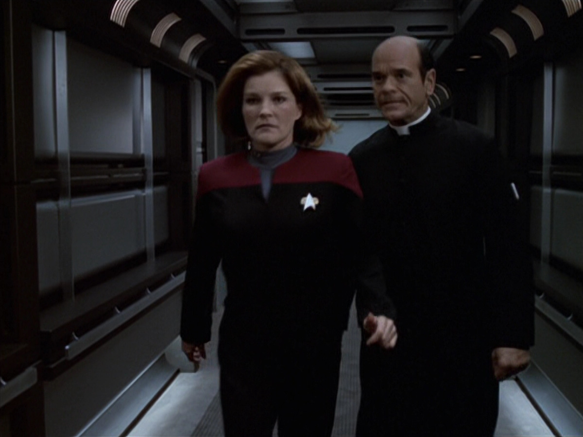 extant_StarTrek_VOY_6x11-FairHaven_02952.jpg