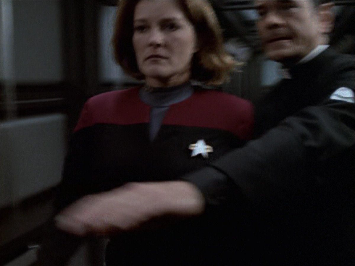 extant_StarTrek_VOY_6x11-FairHaven_02953.jpg