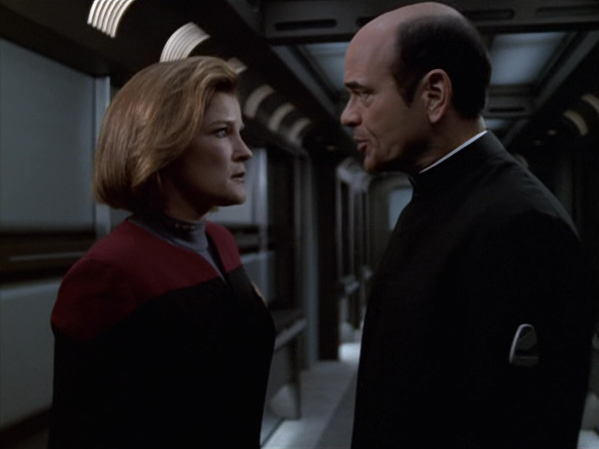 extant_StarTrek_VOY_6x11-FairHaven_02957.jpg