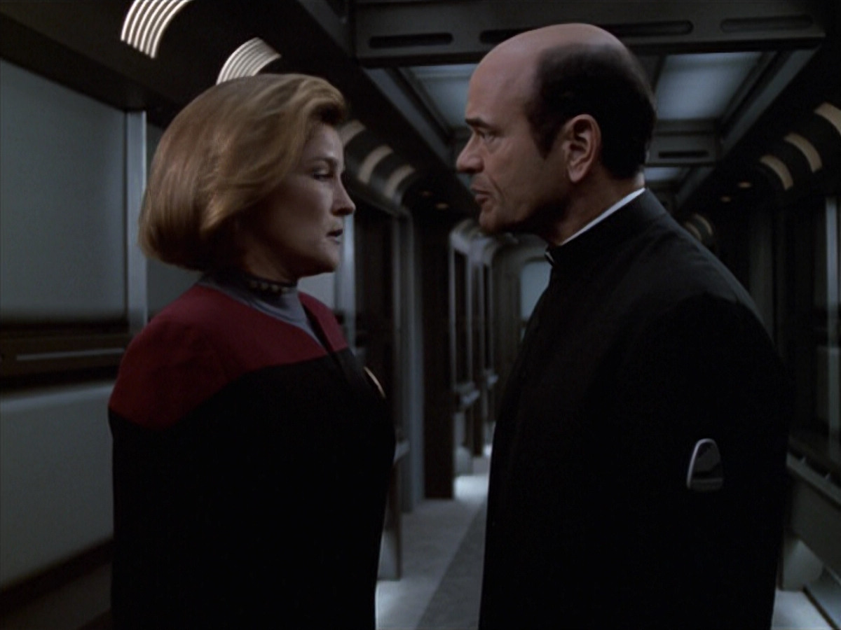 extant_StarTrek_VOY_6x11-FairHaven_02959.jpg