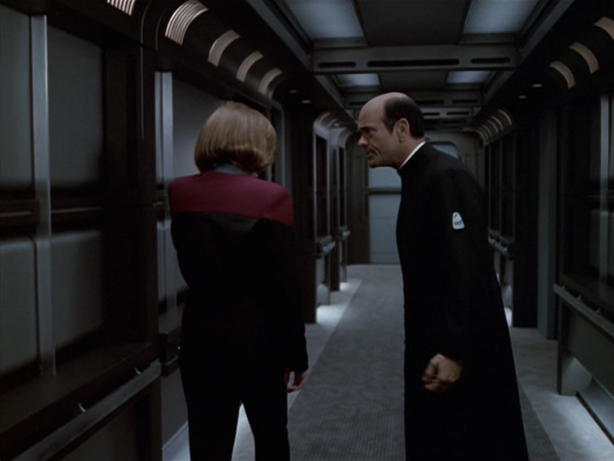 extant_StarTrek_VOY_6x11-FairHaven_02964.jpg