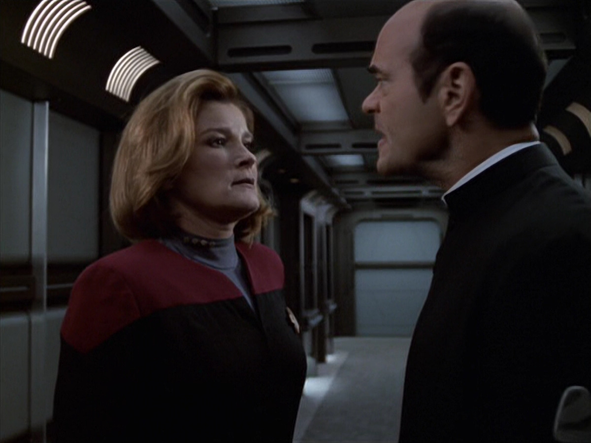 extant_StarTrek_VOY_6x11-FairHaven_02975.jpg