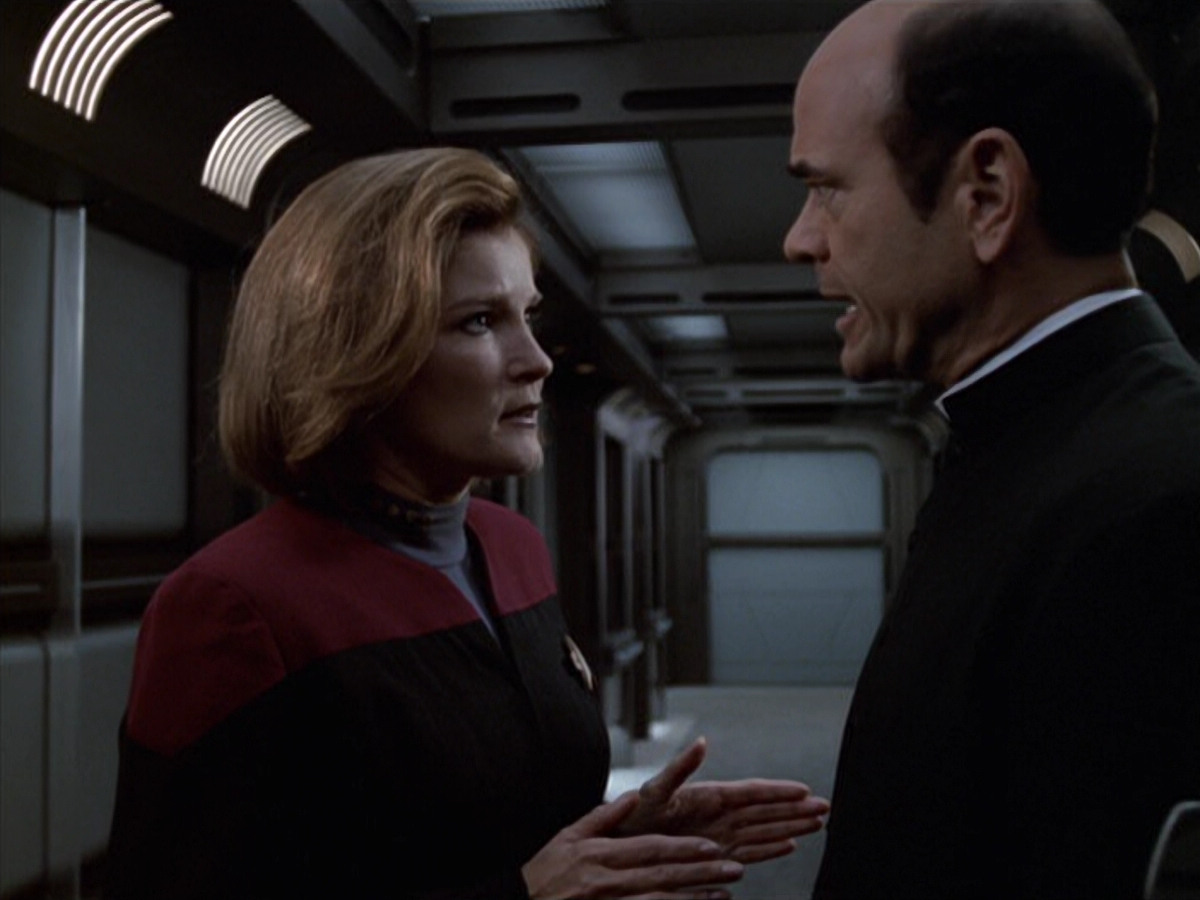 extant_StarTrek_VOY_6x11-FairHaven_02979.jpg