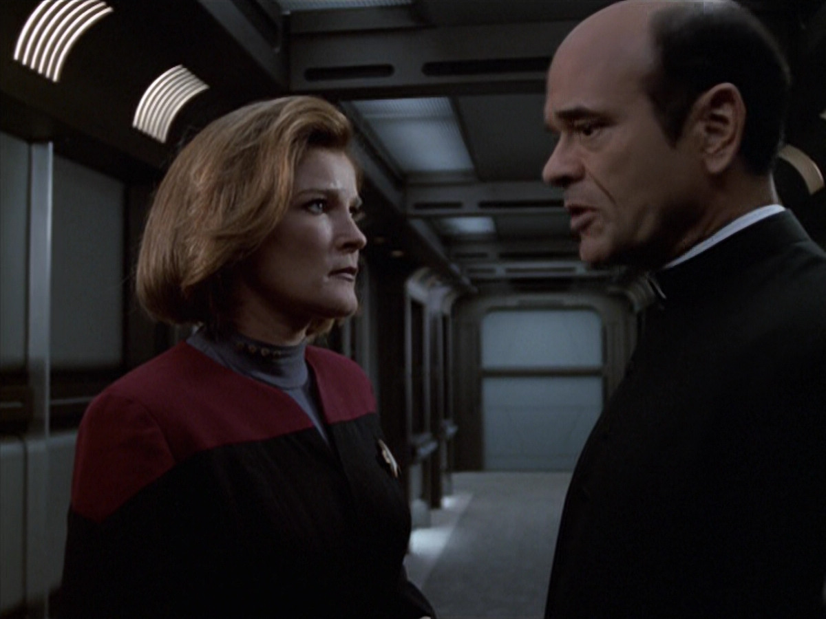 extant_StarTrek_VOY_6x11-FairHaven_02982.jpg