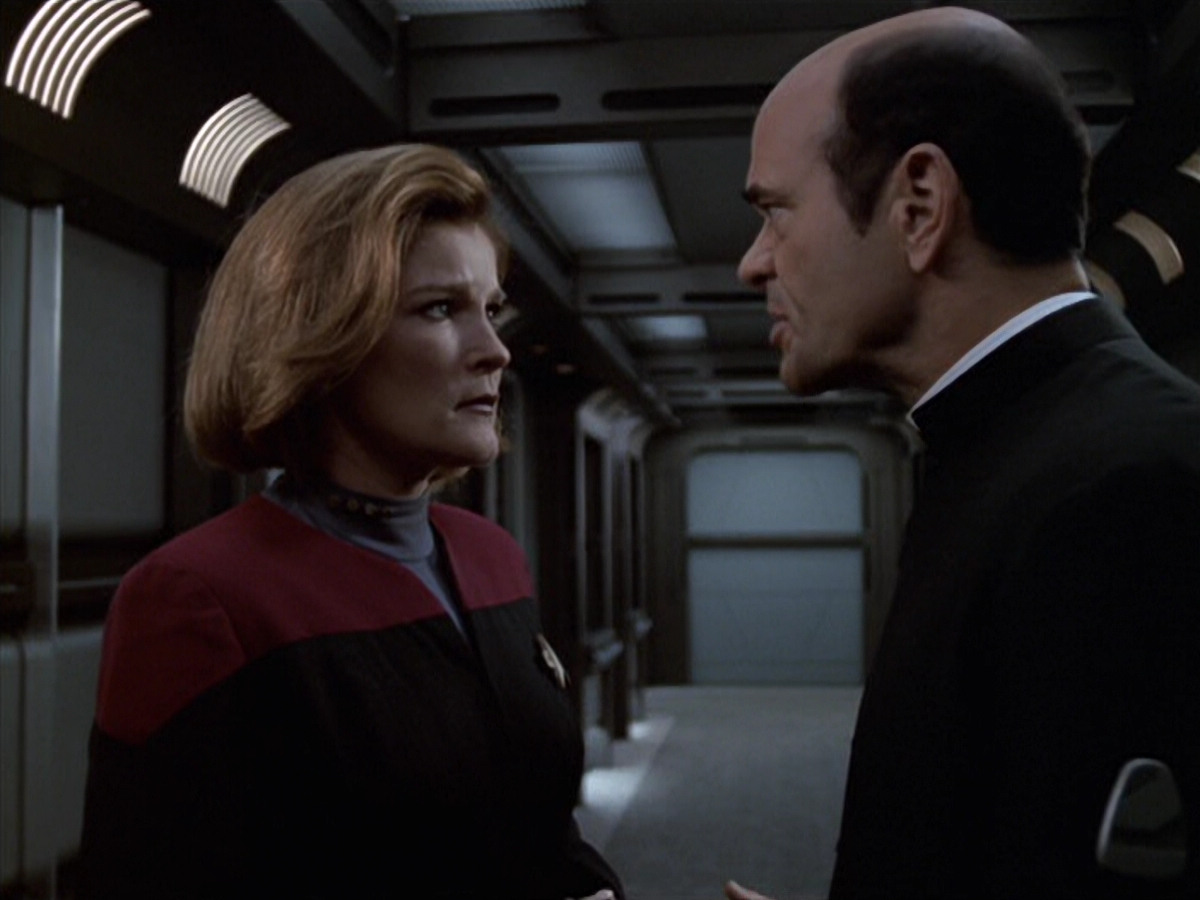 extant_StarTrek_VOY_6x11-FairHaven_02984.jpg
