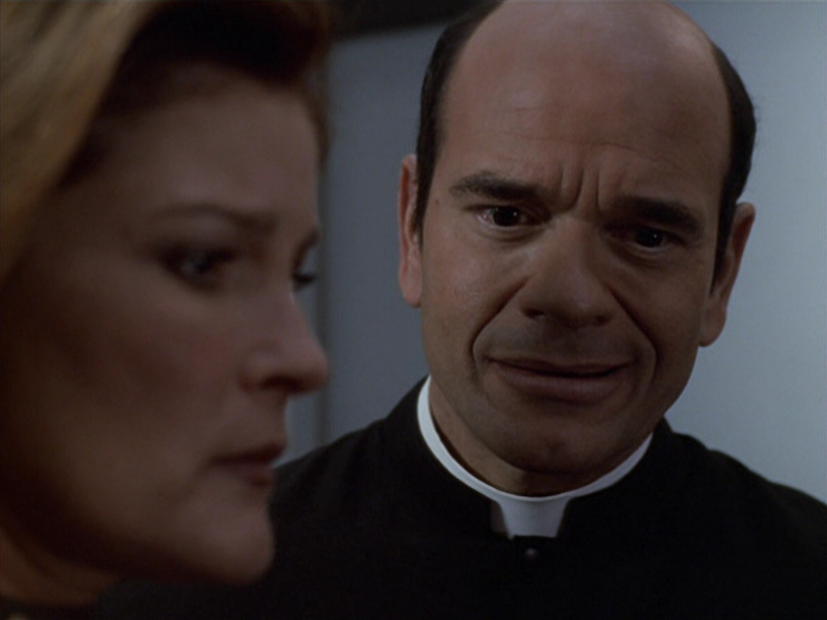 extant_StarTrek_VOY_6x11-FairHaven_03023.jpg