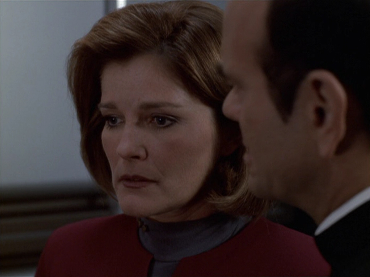 extant_StarTrek_VOY_6x11-FairHaven_03044.jpg