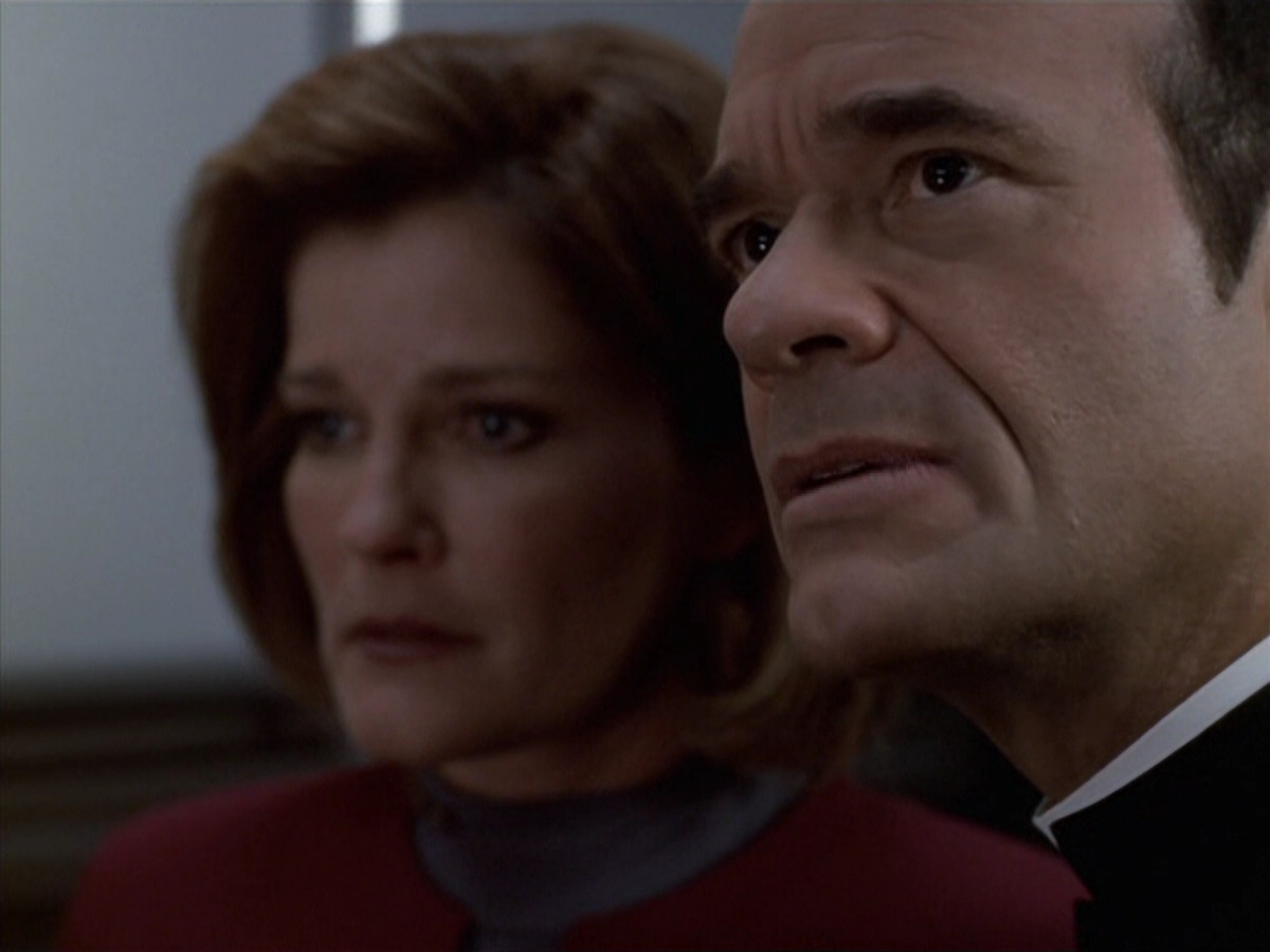 extant_StarTrek_VOY_6x11-FairHaven_03047.jpg